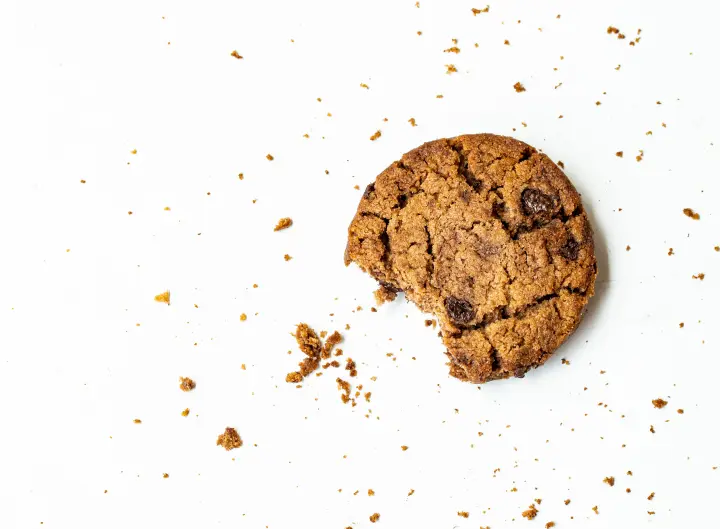 Вот как можно выразить общую теорию файлов cookie. Несмотря на то, что печенье изначально использовалось в пирожных и другом подслащенном хлебе, оно почти во всех своих формах отказалось от воды как связующей среды. Вода в пирожных помогает сделать основу как можно более тонкой, позволяя пузырькам, которые придают пирогу пышность, образовываться легче. Связующим агентом в печенье теперь является какое-то масло. Масла, будь то в виде сливочного масла, растительных масел или сала.
