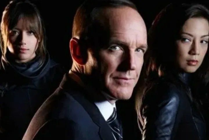 Старший S.H.I.E.L.D. Агент Фил Колсон возвращается в правоохранительные органы ЩИТ. времен Великой войны в Нью-Йорке. Он организовал команду элитных, хорошо обученных агентов для работы над делами, которые еще не классифицированы: дела новые, странные и неизвестные.