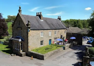 (Sumber : idntimes )
8. Beristirahat di Edensor Tea Cottage
Edensor Tea Cottage adalah satu-satunya café di desa ini yang dapat kamu jadikan tempat melepas penat setelah berkeliling menikmati pemandangan. Sesuai namanya, kamu dapat menikmati teh, kue-kue, dan hidangan tradisional Inggris lainnya.