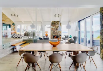 (Sumber: interiordesign.id)
Interior kontemporer menggunakan banyak garis yang terlihat ramping dan kontras. Bisa dipadukan dengan penggunaan bahan sutra, beludru, linen atau wol pada bantal, bedcover dan beberapa perabotan lainnya. Hal tersebut untuk menghilangkan kesan kaku dan menampakan aksen yang lebih menarik.