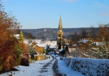 (Sumber : idntimes )
9. Winter di Edensor
Edensor akan diselimuti salju saat winter tiba. Kondisi ini justru membuat desa kecil ini terlihat menarik. Siap-siap saja pakai baju tebal saat kamu mengunjunginya di musim dingin.

Terpenting lagi, Edensor telah berhasil menjadi pemantik sebagian pelajar Indonesia dalam mewujudkan mimpi mereka untuk melanjutkan kuliah ke luar negeri dengan jalur beasiswa seperti cerita dua sahabat Ikal dan Arai dalam novel tersebut.

Jadi, kapan kamu berencana ke Edensor?


Copyrights belong to idntimes.com