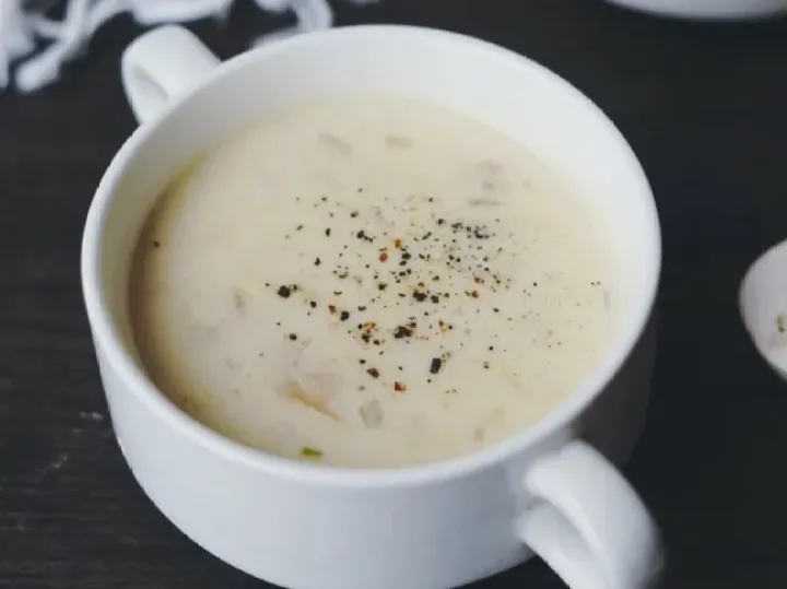Остальное масло положить в сковороду на слабый огонь, масло слегка пузырится после выключения огня, добавить немного тимьяна, затем просеять муку в сковороду (также посыпав ложкой), в основном для того, чтобы не было частиц, я делают, когда масло и муку добавляют поэтапно, но и для того, чтобы можно было прожарить как можно равномернее.