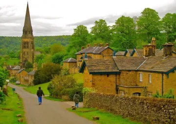 (Sumber : idntimes )
1. Jalan setapak menuju Edensor
Edensor yang menginspirasi penulis Andrea Hirata ini merupakan desa kecil di kawasan Derbyshire, Peak Districts, Inggris yang berjarak sekitar satu jam perjalanan dari kota Sheffield.