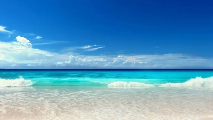 Freedom Beach, Пхукет, Таиланд: Море вокруг Freedom Beach похоже на изумрудный цвет.