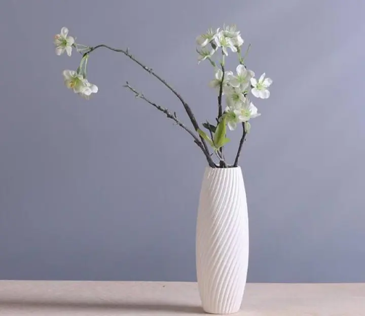 Следуйте основному правилу при выборе размера вазы. Согласно Vases Galore, срезанные цветы должны быть в полтора-два раза выше высоты вазы.